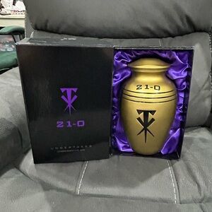 The Undertaker 21-0 Urn - WWE shop official! Sold out! RARE!